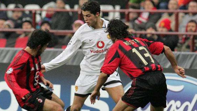 Cristiano Ronaldo saat dikawal ketat oleh Alessandro Nesta dan Gennaro Gattuso Copyright: Sportskeeda.com