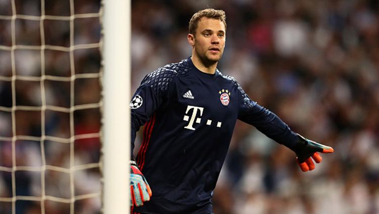 Manuel Neuer saat memberika instruksi pada laga saat melawan Real Madrid. Copyright: Chris Brunskill Ltd/Getty Images