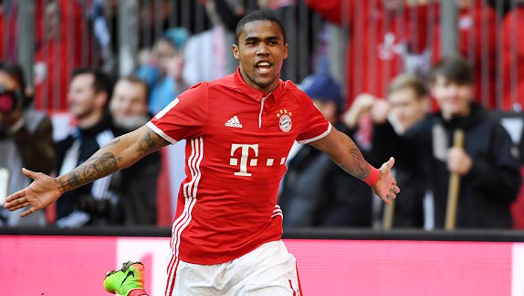 Selebrasi Douglas Costa. Copyright: Etsuo Hara/Getty Images