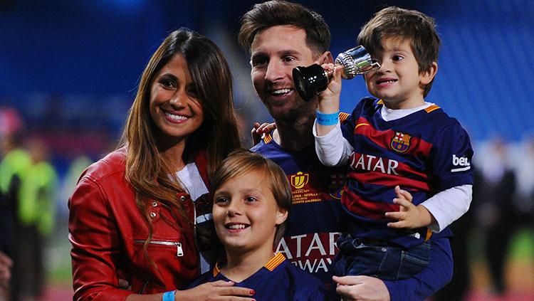 Lionel Messi, Antonella Roccuzzo, serta kedua anaknya, Thiago Messi dan Mateo Messi Copyright: Goal.com
