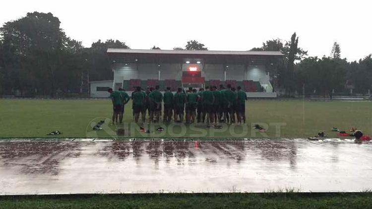 Latihan Timnas U-19 di guyur hujan. Copyright: Muhammad Adiyaksa/INDOSPORT