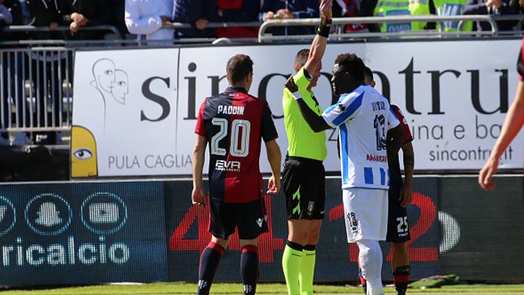 Wasit%20memberikan%20kartu%20kuning%20saat%20Muntari%20lancarkan%20protes.