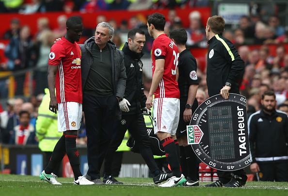 Bek andalan Manchester United, Eric Bailly harus ditarik keluar karena cedera. Copyright: Jan Kruger/Getty Images