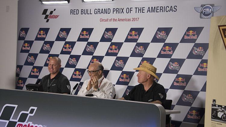 CEO Dorna Sports, Carmelo Ezpeleta (tengah), membahas kemungkinan gaji para pembalap MotoGP ikut dipotong akibat pandemi corona.