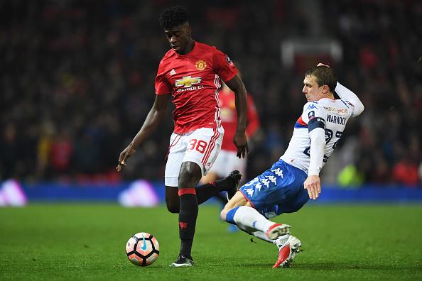 Aksi Axel Tuanzebe kala melawan Wigan Athletic di putaran ke-4 Piala FA. Copyright: Gareth Copley/Getty Images