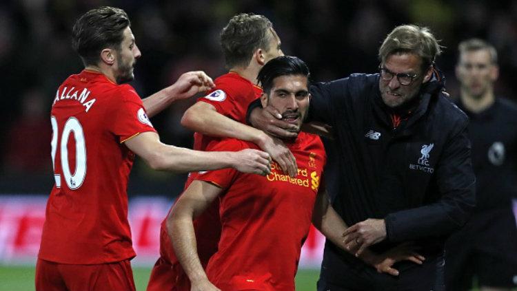 Para pemain Liverpool melakukan selebrasi bersama Jurgen Klopp. Copyright: ADRIAN DENNIS/AFP/Getty Images