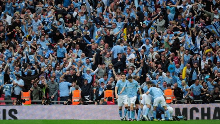Fans Manchester City rayakan gol dari yaya Toure.