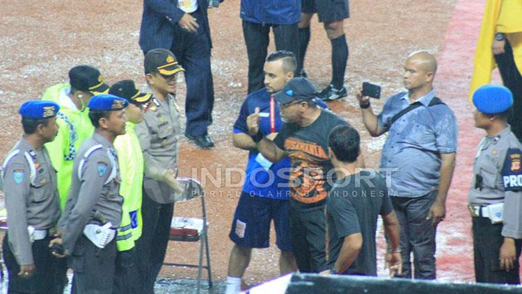 Iwan Setiawan saat melatih Pusamania Borneo FC. - INDOSPORT