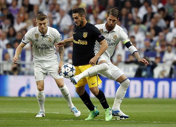 Playmaker Atletico Madrid, Koke (tengah) saat melawan Real Madrid. Copyright: Angel Martinez/GettyImages