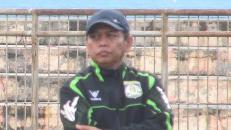 Pelatih sementara Persiba Balikpapan, Hariyadi. Copyright: Teddy Rumengan/INDOSPORT