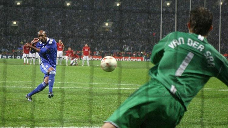 Nicolas Anelka saat mengeksekusi bola ke gawang Edwin Van der Sar. Copyright: Adam Davy - EMPICS/PA Images via Getty Images