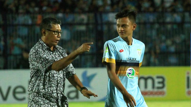 Pelatih Persela, Heri Kiswanto saat memberi arahan kepada anak asuhnya. Copyright: Ian Setiawan/INDOSPORT