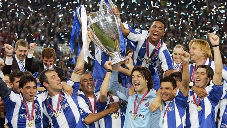 Selebrasi Pemain FC Porto juara Liga Champions tahun 2003/04. - INDOSPORT