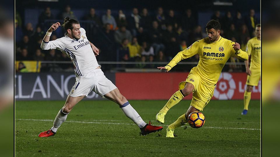 Mateo Musacchio (kanan) bek tengah Villarreal saat menjaga bola dari striker Real Madrid, Gareth Bale. Copyright: Angel Martinez/GettyImages