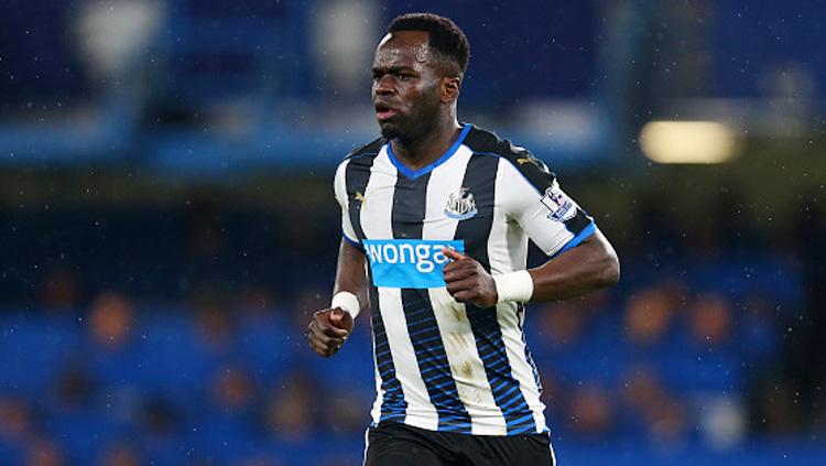 Cheik Tiote pada laga saat melawan Chelsea. Copyright: Catherine Ivill - AMA/Getty Images