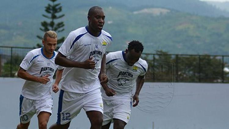 Carlton Cole, Raphael Maitimo, dan Michael Essien dalam sesi latihan Persib Bandung. Copyright: persib.co.id