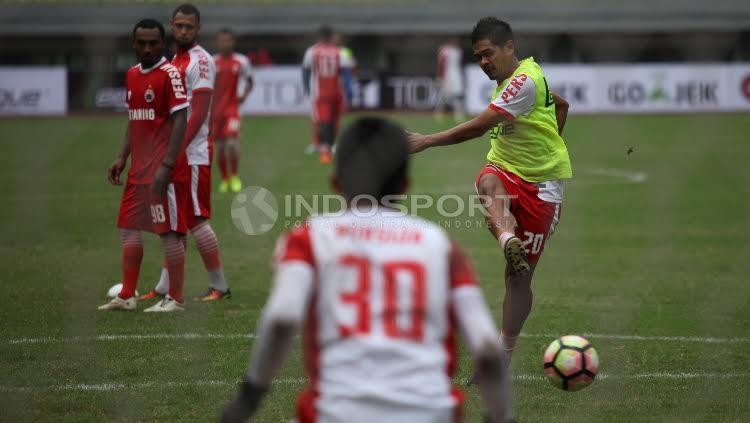 Bambang Pamungkas mengeksekusi bola saat uji coba lapangan Persija Jakarta jelang lawan Madura United.