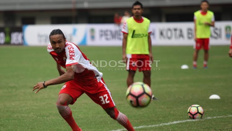 Rohit Chand tengah mengejar bola saat uji coba lapangan Persija Jakarta jelang lawan Madura United.
