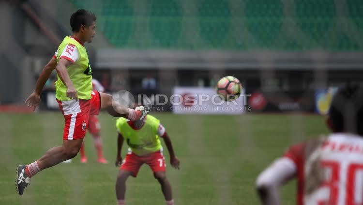 Bambang Pamungkas mengambil bola saat uji coba lapangan Persija Jakarta.