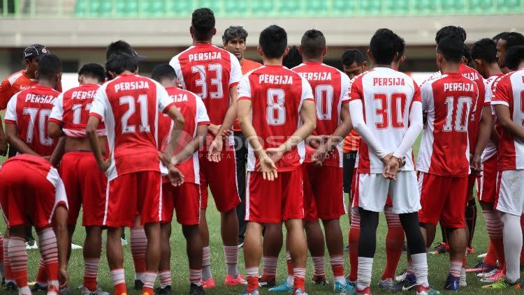 Penggawa Persija Jakarta tengah mendengarkan arah dari sang pelatih, Stefano Cugurra Teco.