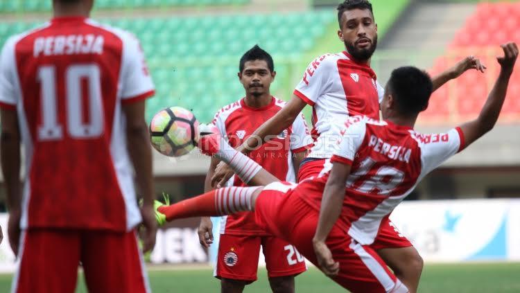 Bambang Pamungkas tengah memperhatikan rekannya yang sedang berebut bola.