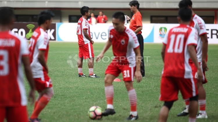 Bambang Pamungkas tengah berbicara dengan sang pelatih, Stefano Cugurra Teco. Copyright: Herry Ibrahim/INDOSPORT