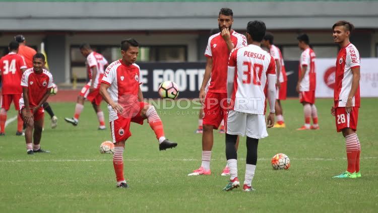 Ismed Sofyan tengah mengontrol saat uji coba lapangan Persija Jakarta jelang melawan Madura United. Copyright: Herry Ibrahim/INDOSPORT