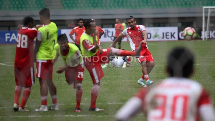 Rohit Chand mengeksekusi bola dalam uji coba lapangan Persija Jakarta jelang lawan Madura United.