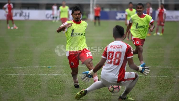 Bambang Pamungkas mengeksekusi bola ke arah gawang rekannya dalam uji coba lapangan Persija Jakarta.