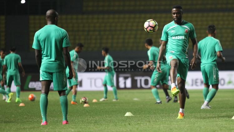 Suasana uji coba lapangan Madura United jelang lawan Persija Jakarta di stadion Patriot Bekasi.