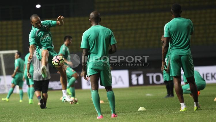Aksi Marquee Player Madura United, Peter Osaze Odemwingie (kiri) pada latihan Madura United jelang menghadapi Persija Jakarta.