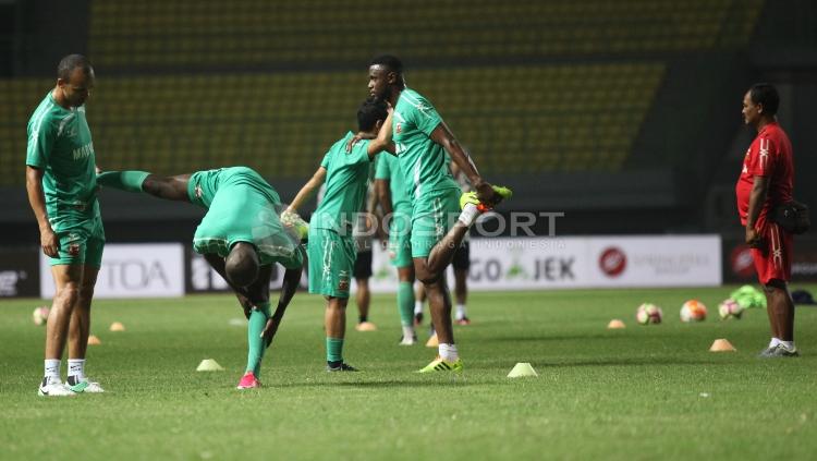Suasana uji coba lapangan Madura United jelang lawan Persija Jakarta di stadion Patriot Bekasi.