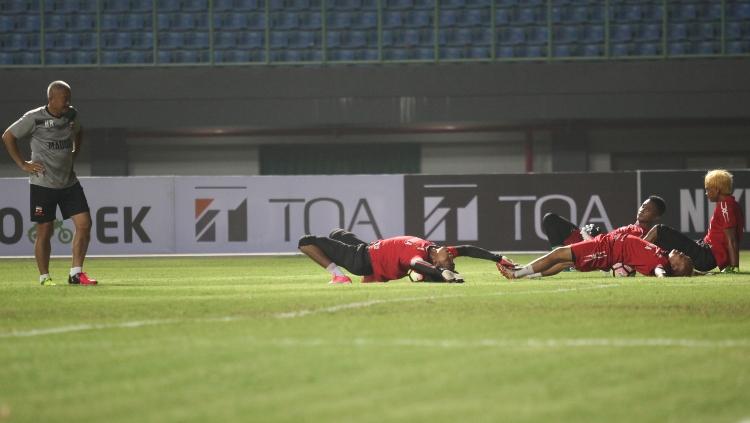 Suasana uji coba lapangan Madura United jelang lawan Persija Jakarta di stadion Patriot Bekasi.