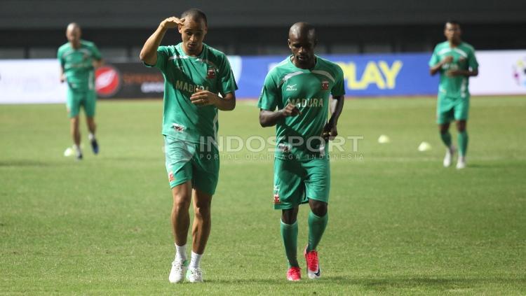 Peter Osaze Odemwingi bersama Greg Nwokolo pada latihan Madura United jelang lawan Persija Jakarta.