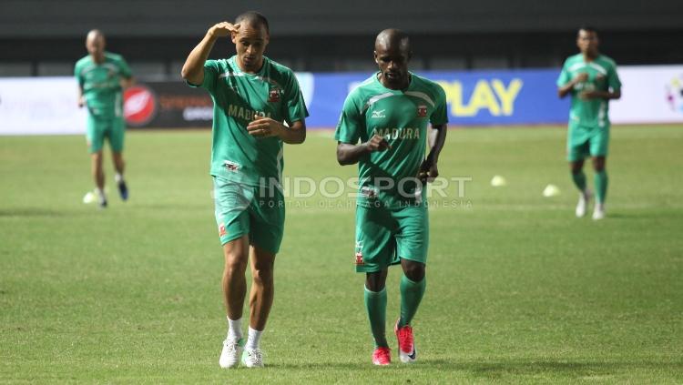 Peter Osaze Odemwingi bersama Greg Nwokolo pada latihan Madura United jelang lawan Persija Jakarta. Copyright: Herry Ibrahim/Indosport