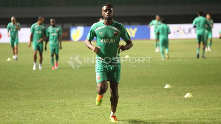 Pemain baru Madura United, Boubacar Sanogo mengikuti latihan bersama tim nya jelang lawan Persija Jakarta.