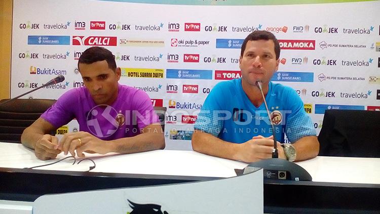 Osvaldo Lessa dan Beto Goncalves saat melakukan konferensi pers usai laga. Copyright: Muhammad Effendi/Indosport