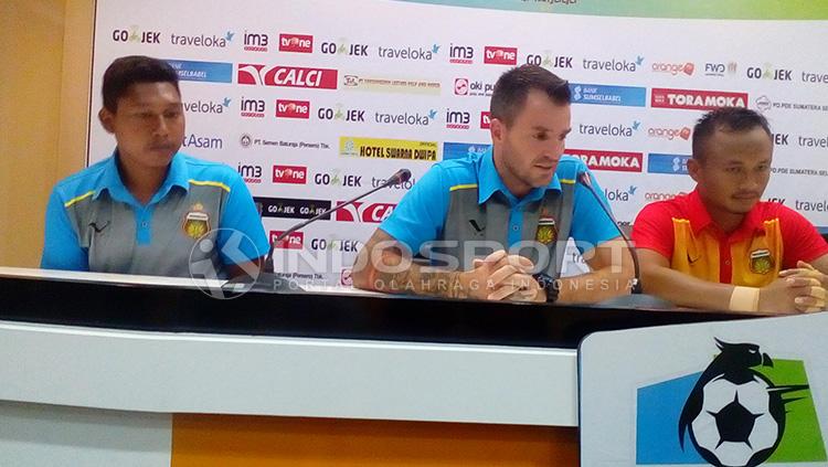 Simon McMenemy saat melakukan konferensi pers usai laga melawan Sriwijaya FC. Copyright: Muhammad Effendi/Indosport