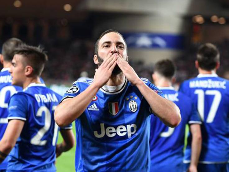 Gonzalo Higuain sukses menyarangkan 2 gol ke gawang AS Monaco. Copyright: Twitter @ChampionsLeague