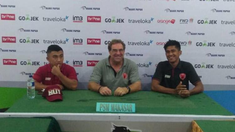 Pelatih PSM Makassar, Robert Rene Alberts dalam jumpa pers jelang laga kontra Perseru Serui. Copyright: Muhammad Nur Basri/INDOSPORT