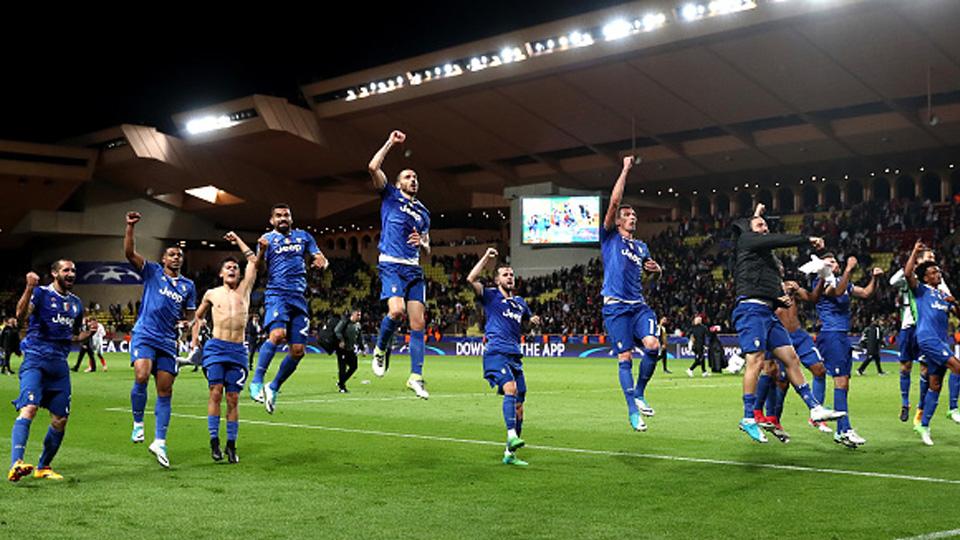 Selebrasi para pemain Juventus usai memastikan diri menang atas AS Monaco. Copyright: Julian Finney/Getty Images