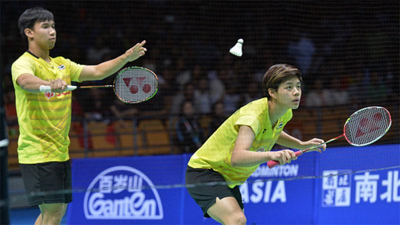 Partner Dechapol Puavaranukroh, Sapsiree Taerattanachai, mengejutkan fans ketika dia tampil sebagai pelatih Thailand dalam partisipasinya di Spain Masters 2023.