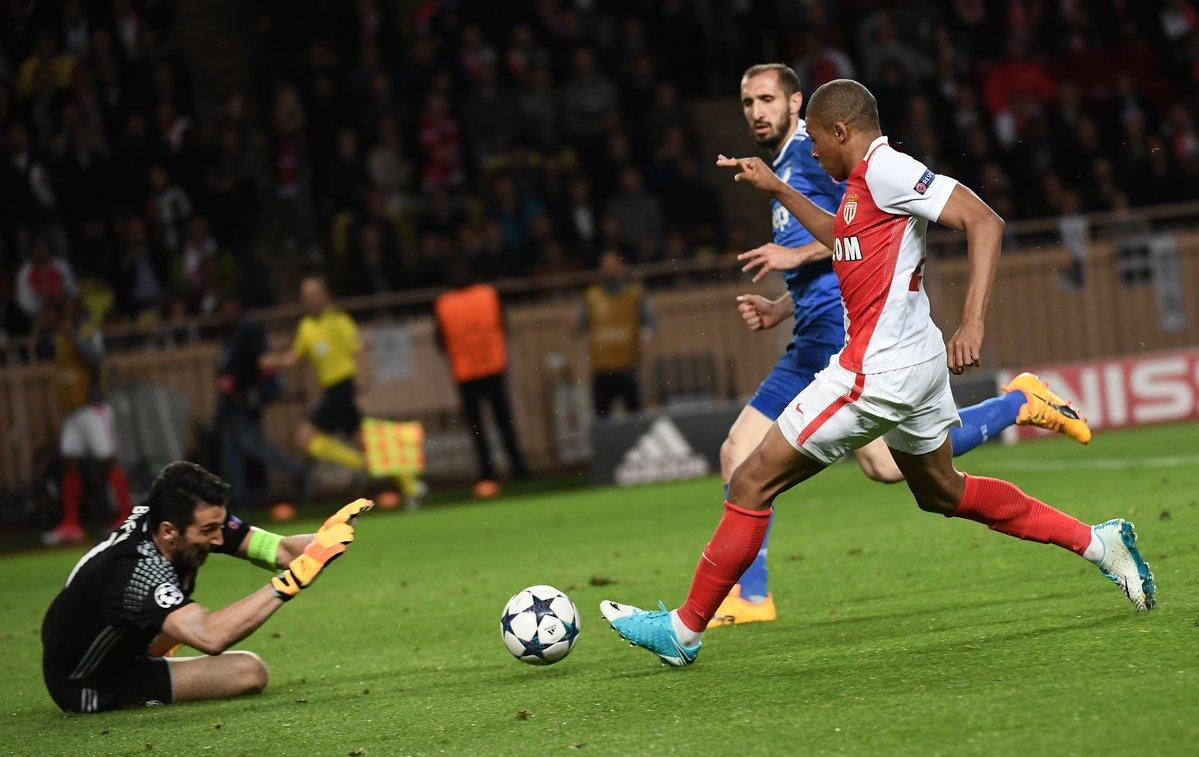 Kylian Mbappe (kanan/Monaco) vs Gianluigi Buffon (Juventus). Copyright: Twitter Squawka