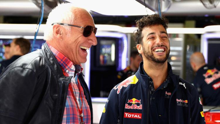 Dietrich Mateschitz (kiri) bersama Daniel Ricciardo. Copyright: motorsport