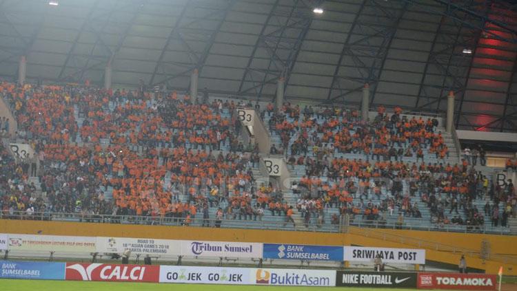 Situasi penonton Sriwijaya FC kontra Bhayangkara FC. Copyright: Muhammad Effendi/INDOSPORT