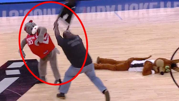 Mark Henry. membanting maskot Houston Rockets menggunakan kursi.