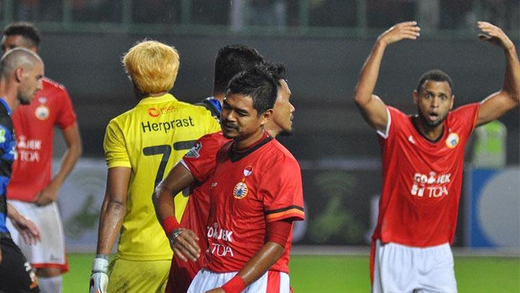 Ekspresi kekecewaan Bambang Pamungkas usai Persija dikalahkan Madura United. Copyright: Instagram @persijajkt