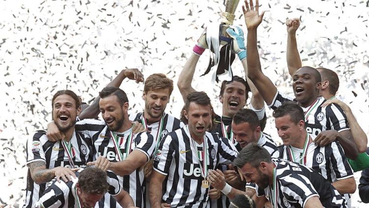 Juventus merayakan trofi scudetto yang mereka dapat musim 2013/14. Copyright: MARCO BERTORELLO/AFP/Getty Images