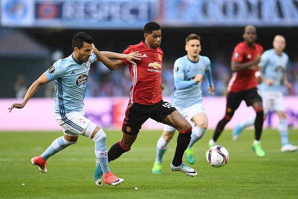Marcus Rashford mendapatkan penjagaan ketat dari para pemain Celta Vigo. Copyright: David Ramos/Getty Images