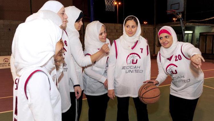 Pebasket%20wanita%20yang%20mengenakan%20hijab.
